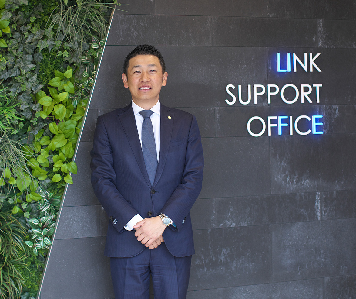 オフィスでの打ち合わせ風景