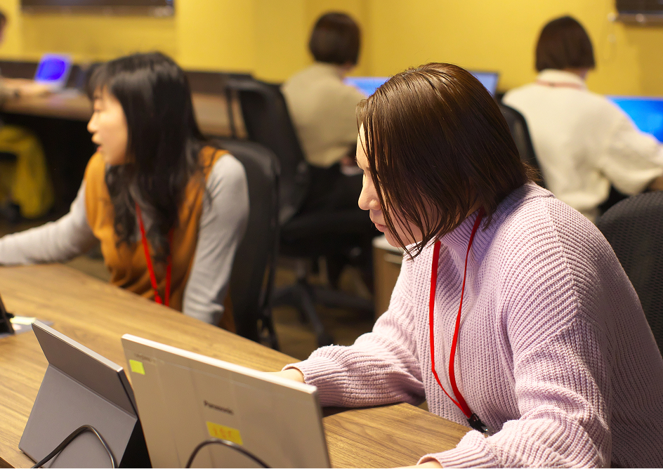 助成金に関する書類と電卓