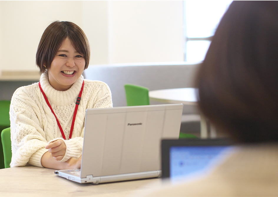 就業規則の書類を確認する様子