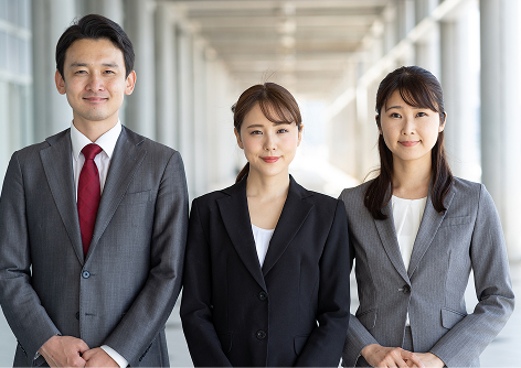 就業規則の書類を確認する様子